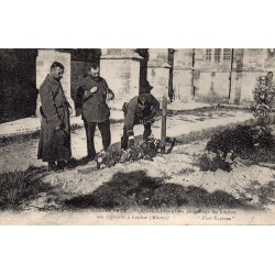 51460 - L'ÉPINE - OFFICIERS DÉPOSANT DES FLEURS SUR LES TOMBES