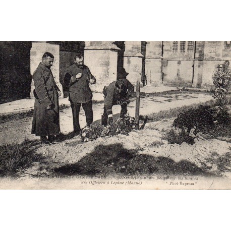 51460 - L'ÉPINE - OFFICIERS DÉPOSANT DES FLEURS SUR LES TOMBES