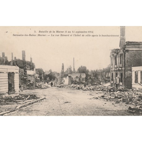 51250 - SERMAIZE-LES-BAINS - LA RUE BÉNARD ET L'HÔTEL DE VILLE APRES LE BOMBARDEMENT