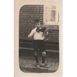 VINTAGE POSTCARD - VIOLINIST