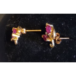 BOUCLES D'OREILLES OR JAUNE 18 CARATS ornées de RUBIS EN NAVETTE - 1,47 g  - ref 095230