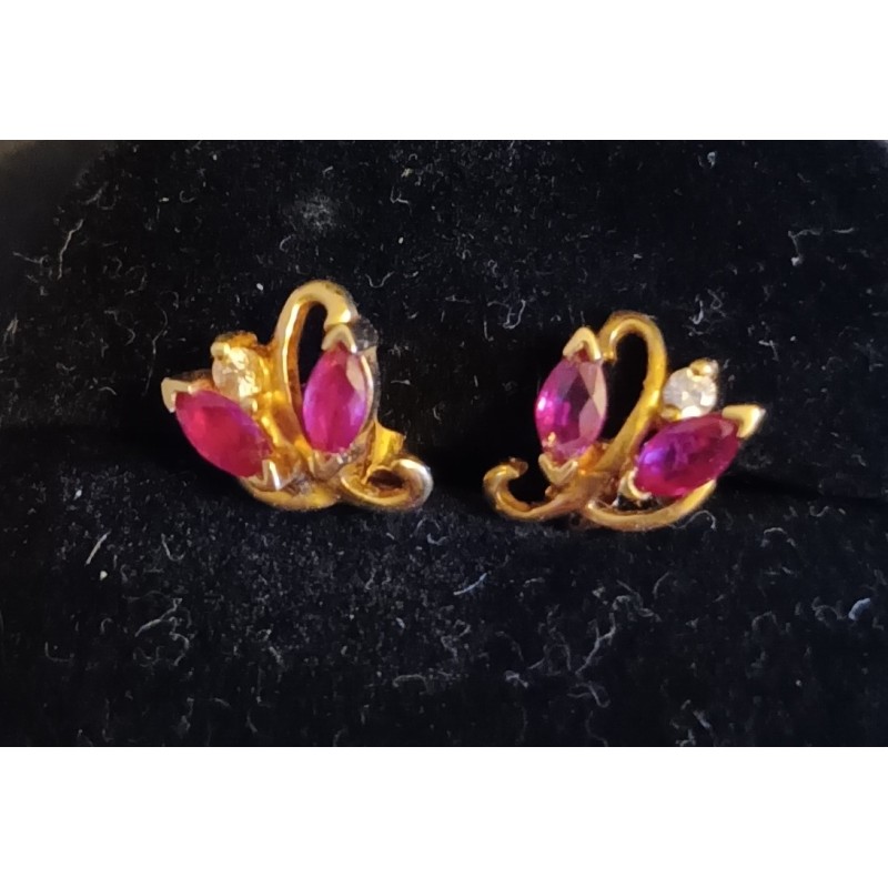 BOUCLES D'OREILLES OR JAUNE 18 CARATS ornées de RUBIS EN NAVETTE - 1,47 g  - ref 095230