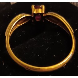 GOLD RING - 18 CARATS - ADORNED WITH A CENTRAL RUBY AND 2 X 3 BRILLIANTS - SIZE 53 - Ref 094864