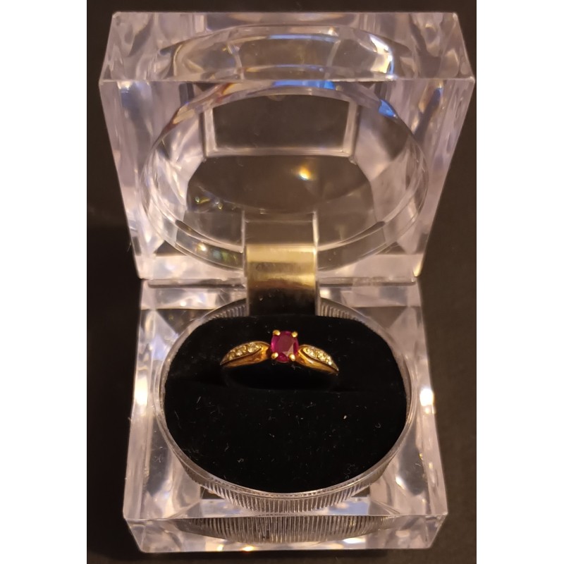 GOLD RING - 18 CARATS - ADORNED WITH A CENTRAL RUBY AND 2 X 3 BRILLIANTS - SIZE 53 - Ref 094864