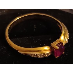 GOLD RING - 18 CARATS - ADORNED WITH A CENTRAL RUBY AND 2 X 3 BRILLIANTS - SIZE 53 - Ref 094864