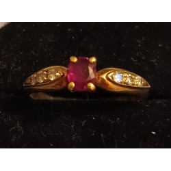 GOLD RING - 18 CARATS - ADORNED WITH A CENTRAL RUBY AND 2 X 3 BRILLIANTS - SIZE 53 - Ref 094864