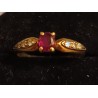 GOLD RING - 18 CARATS - ADORNED WITH A CENTRAL RUBY AND 2 X 3 BRILLIANTS - SIZE 53 - Ref 094864