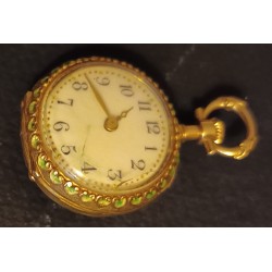 MONTRE A GOUSSET DAME - OR 18 K - ORNÉE D'ÉMAUX FLORAUX ET D'UN DIAMANT- 23.62 gr avec mécanisme