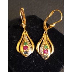 BOUCLES D'OREILLES OR JAUNE 18 CARATS ornées de 1 RUBIS, 1 EMERAUDE ET 1 SAPHIR - 3.29 g  - ref 093374