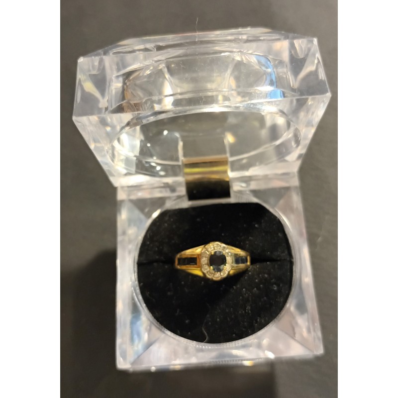 BAGUE OR - 18 CARATS - UN SAPHIR CENTRAL - 2 X 3 SAPHIR EN BAGUETTE - 12 BRILLANTS - TAILLE 52 - Ref 094865