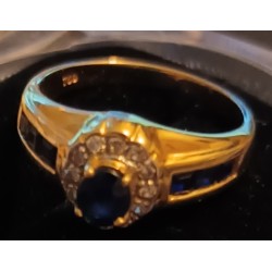 BAGUE OR - 18 CARATS - UN SAPHIR CENTRAL - 2 X 3 SAPHIR EN BAGUETTE - 12 BRILLANTS - TAILLE 52 - Ref 094865