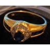 BAGUE OR - 18 CARATS - UN SAPHIR CENTRAL - 2 X 3 SAPHIR EN BAGUETTE - 12 BRILLANTS - TAILLE 52 - Ref 094865