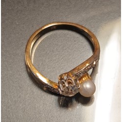 GOLD RING - 18 CARATS - ADORNED WITH A PEARL AND A DIAMOND - SIZE 50 - Ref 094731