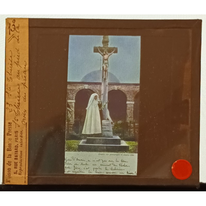 Plaque photographique - Sainte Thérèse au pied de la croix du préau