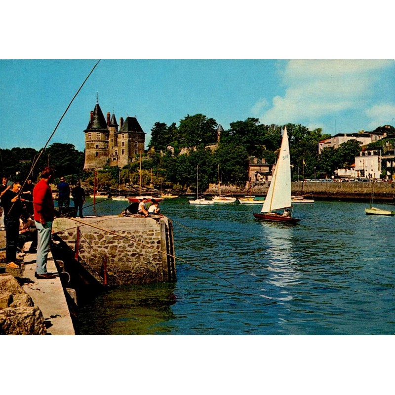 County 44210 - Pornic - Fishermen at the entrance to the port