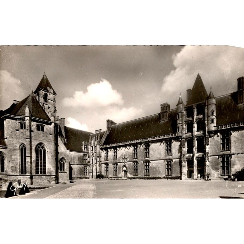 28200 - CHATEAUDUN - THE CASTLE - INNER COURTYARD