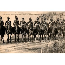 62200 - BOULOGNE-SUR-MER - ARGENTINE GRENADIERS IN FRONT OF THE STATUE OF GENERAL JOSÉ DE SAN-MARTIN