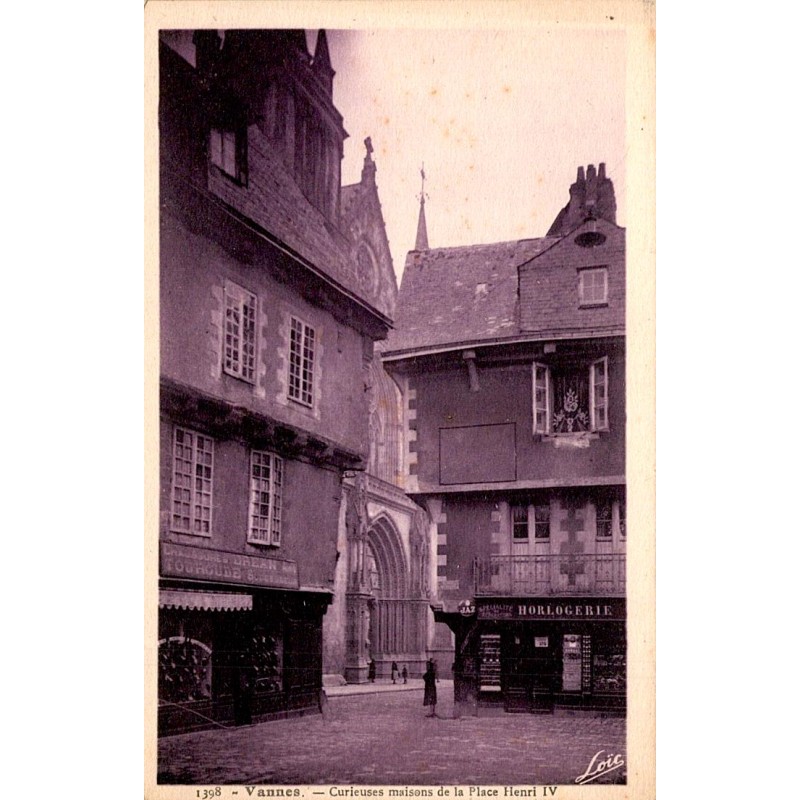 56000 - VANNES - CURIOUS HOUSES ON PLACE HENRI IV