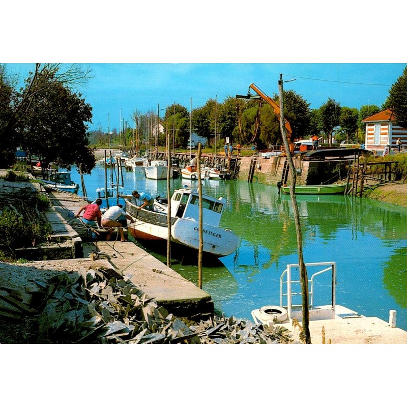 17390 - LA TREMBLADE - LE CANAL ET LES INSTALLATIONS OSTREICOLES