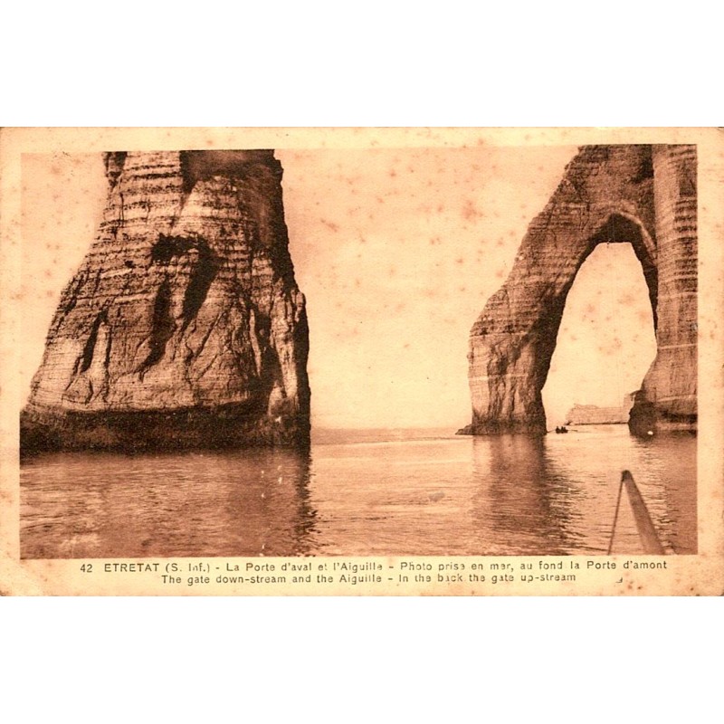 76790 - ETRETAT - LA PORTE D'AVAL ET L'AIGUILLE - EN MER AU FOND DE LA PORTE D'AMONT