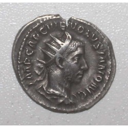 251 - 253 - VOLUSIANUS - ANTONINIAN - R/ PIETA AVGG