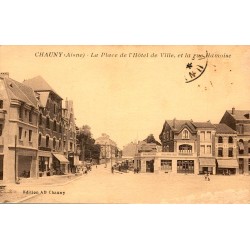 02300 - CHAUNY - LA PLACE DE L'HOTEL DE VILLE ET LA RUE HAMOISE - 1928