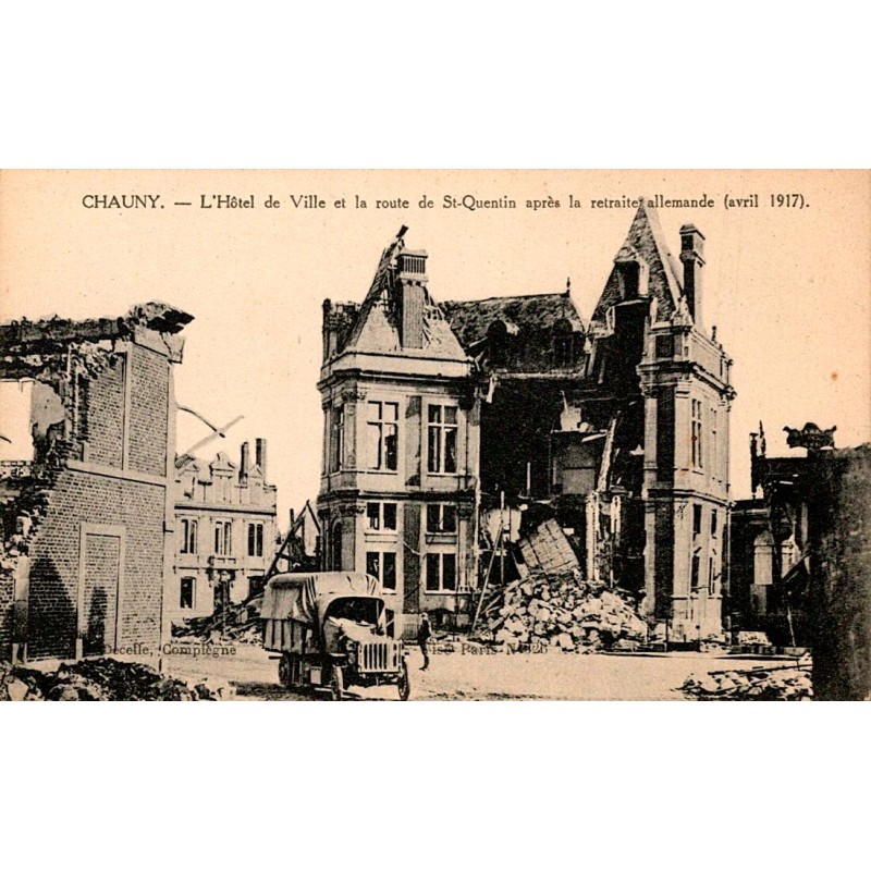 02300 - CHAUNY - L'HOTEL DE VILLE ET LA ROUTE DE ST-QUENTIN APRES LA RETRAITE ALLEMANDE - AVRIL 1917