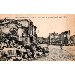 02300 - CHAUNY - LA PLACE DE L'HOTEL DE VILLE ET LE THEATRE APRES LA RETRAITE ALLEMANDE - 1917