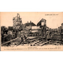 COUNTY 02300 - CHAUNY - OUR POILUS BUSY CLEARING AND REPAIRING ROADS - 1917