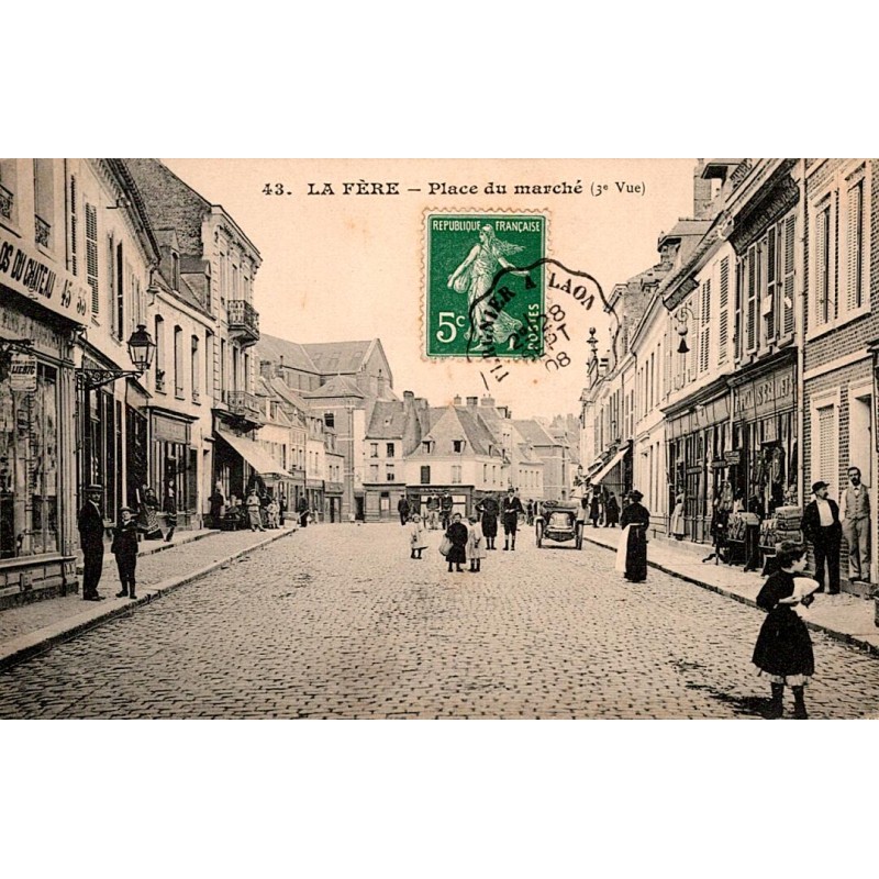 02800 - LA FERE - PLACE DU MARCHÉ