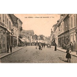 02800 - LA FERE - PLACE DU MARCHÉ