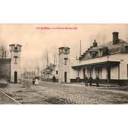 COUNTY 02800 - LA FERE - THE BOURGET GATE