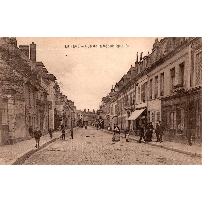 COUNTY 02800 - LA FERE - RUE DE LA REPUBLIC