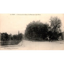 02800 - LA FERE - L'AVENUE DE LA GARE ET LE MONUMENT AUX MORTS