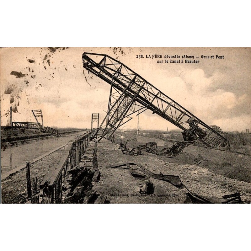 02800 - LA FERE DEVASTEE - GRUE ET PONT SUR LE CANAL A BEAUTOR