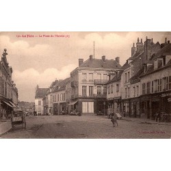 COUNTY 02800 - LA FERE - THE MARKET SQUARE