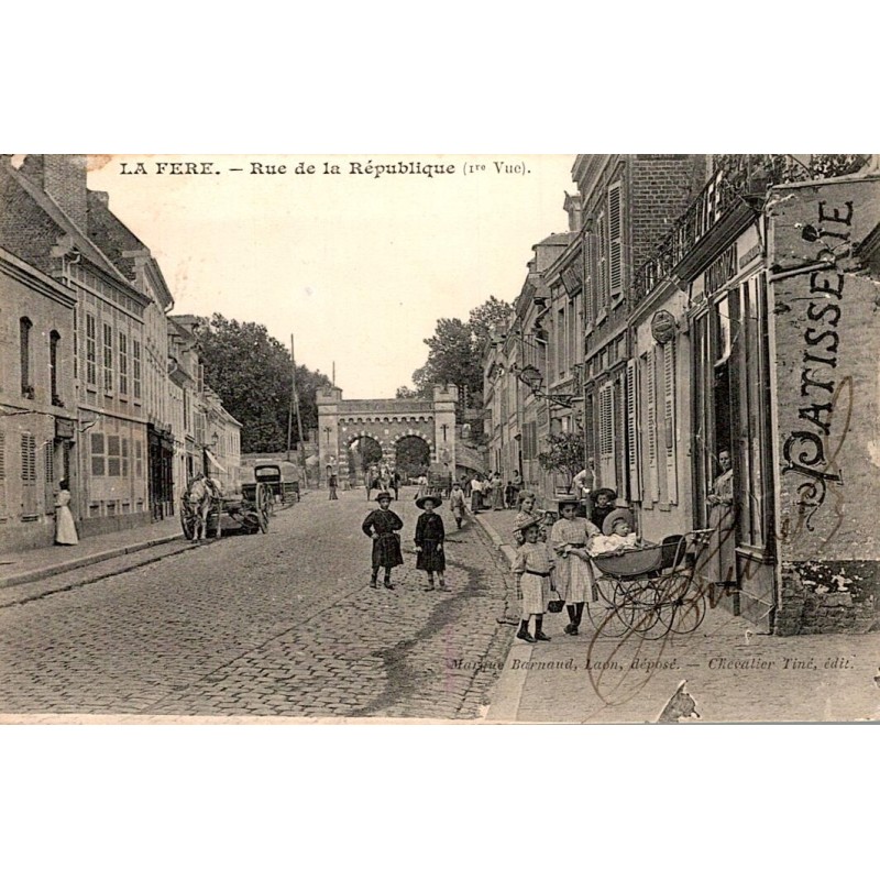 02800 - LA FERE - RUE DE LA REPUBLIQUE