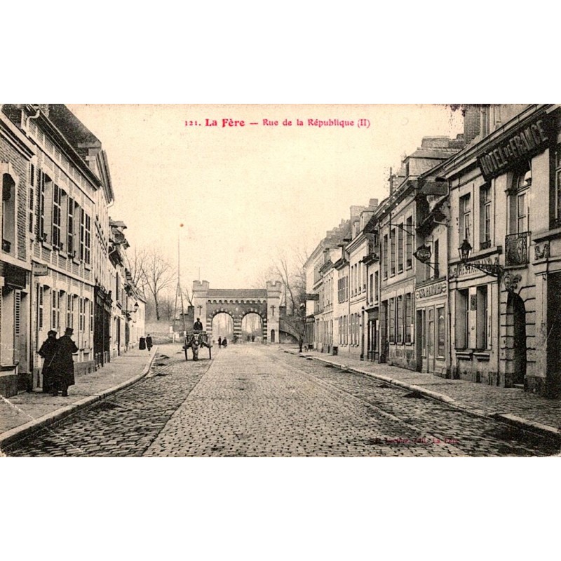 COUNTY 02800 - LA FERE - RUE DE LA REPUBLIC