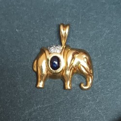 PENDANT - YELLOW GOLD - 18 CARATS - ELEPHANT ADORNED WITH A CABOCHON SAPPHIRE - Ref 096528