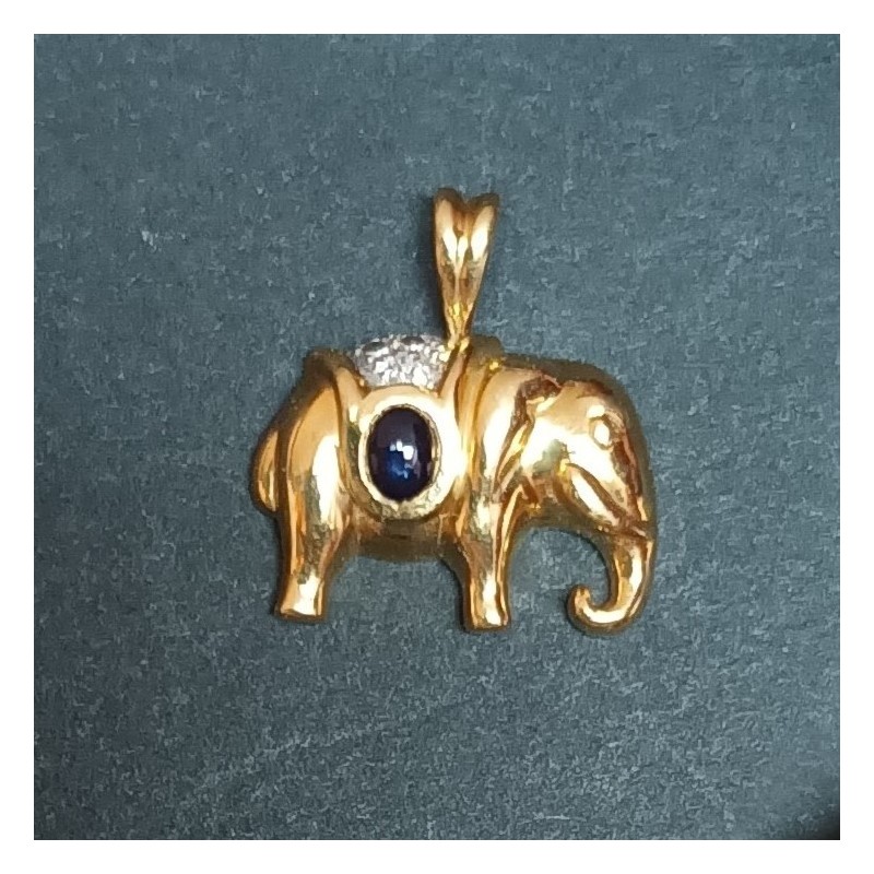 ANHÄNGER – GELBGOLD – 18 KARAT – ELEFANT VERSCHMITZT MIT EINEM CABOCHON-SAPHIR – Ref. 096528