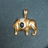 ANHÄNGER – GELBGOLD – 18 KARAT – ELEFANT VERSCHMITZT MIT EINEM CABOCHON-SAPHIR – Ref. 096528